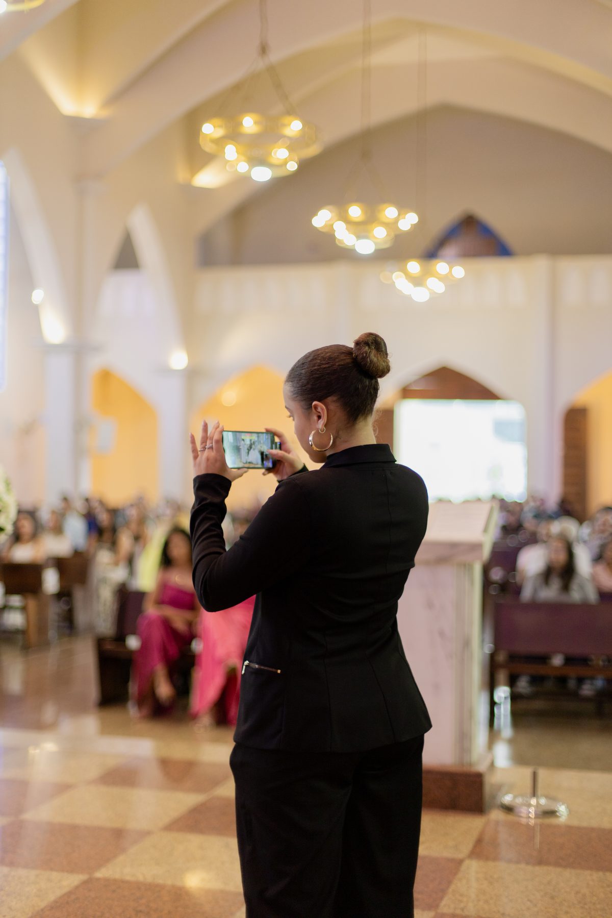 Wesliaine cobrindo um evento com o celular